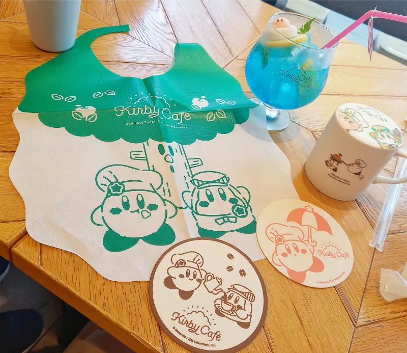 カービィカフェのドリンクとコースターとエプロン