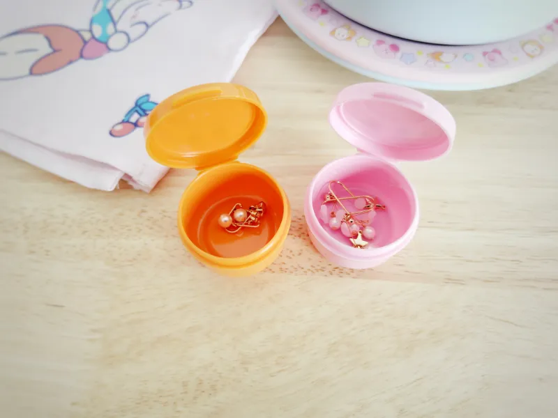 カービィお弁当ミニカップにイヤリングを収納