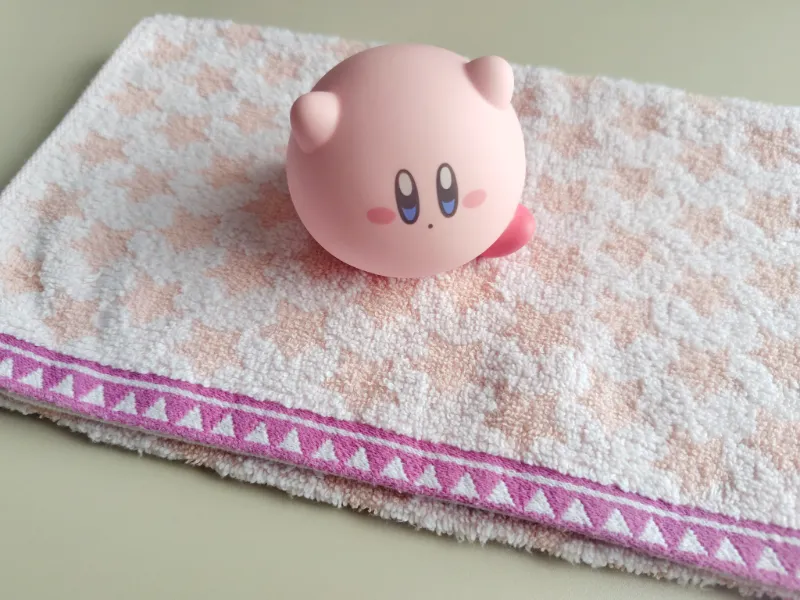 カービィが星モチーフタオルに乗っている