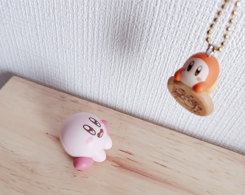 マスコットワドルディを見上げるカービィ