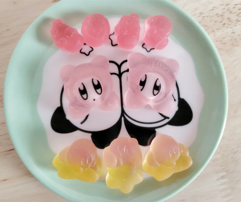カービィグミをカービィ皿に並べた