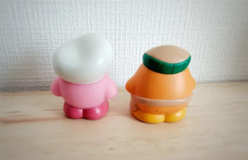 カービィとワドルディのフィンガーパペットの後ろ姿