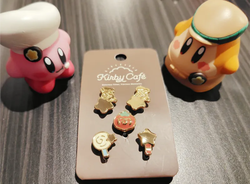 カービィカフェのイヤリング5個セットとフィンガーマスコット