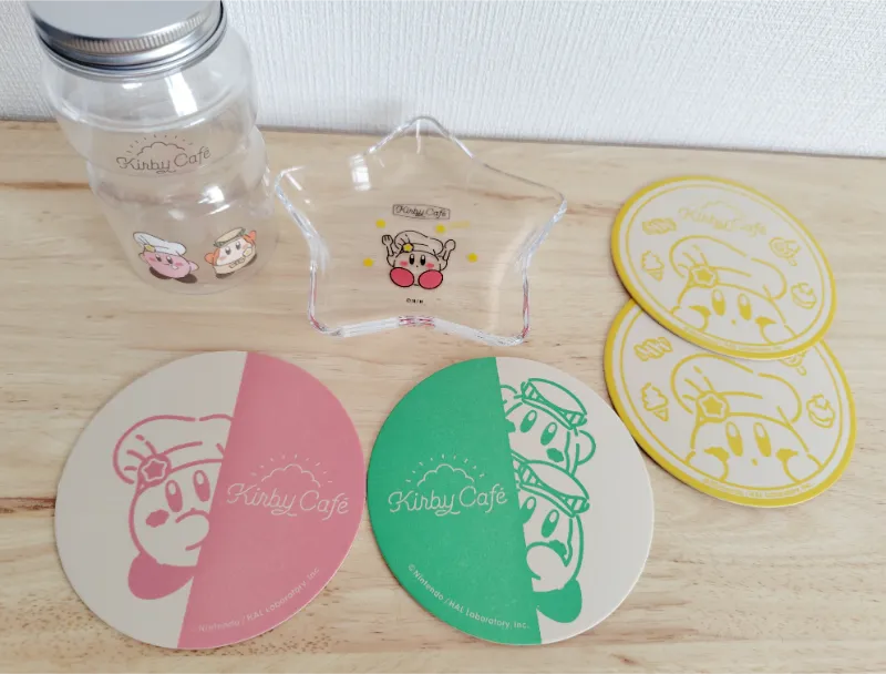 カービィカフェでゲットしたコースターやお皿、元気ドリンクの容器