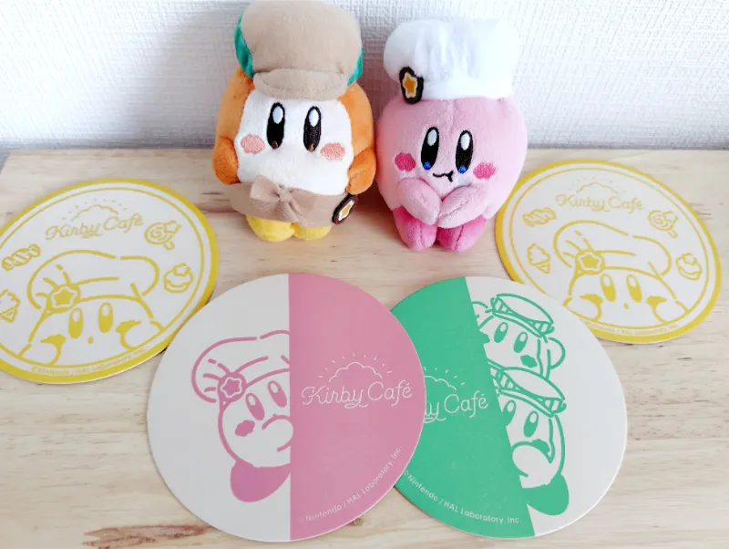 カービィカフェ大阪でもらったコースター4枚とカフェカービィ＆ワドルディ