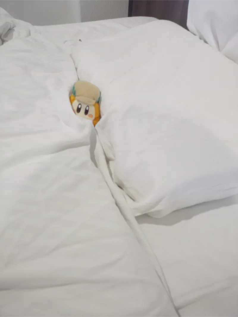 ホテルのベッドにもぐりこむワドルディ