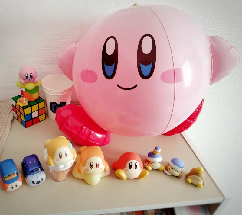 ボンボンボールカービィを棚の上に飾っているところ