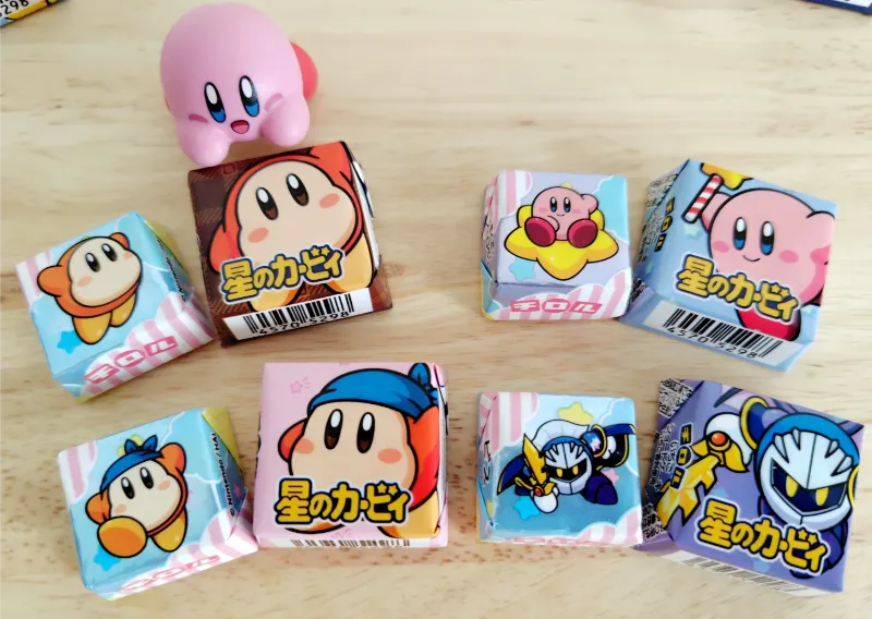 セブン限定とボックスのチロルチョコをならべたようす