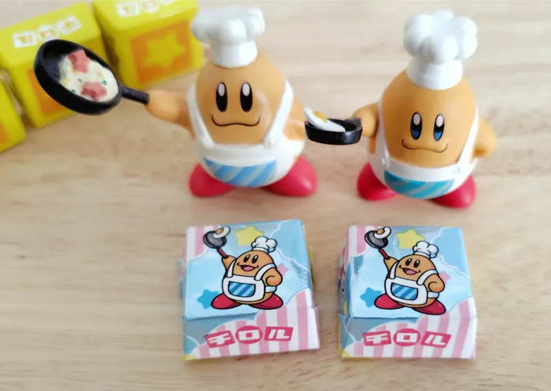 コックカワサキのチロルチョコとコックカワサキ