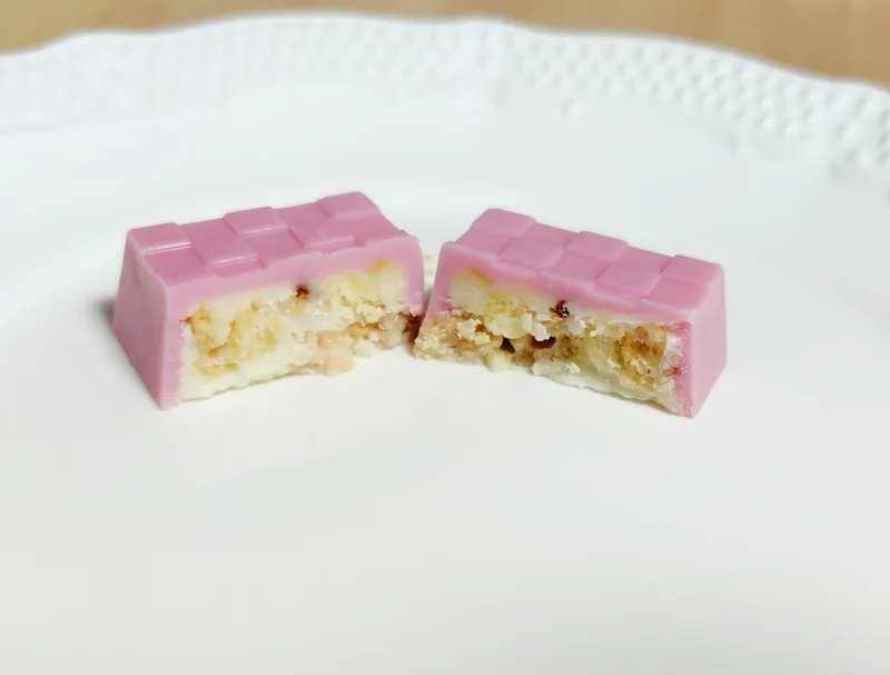 カービィチロルチョコショートケーキ味を切ったところ