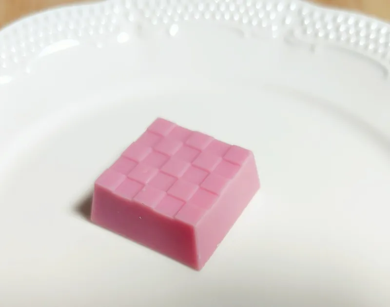 セブン限定カービィチロルチョコをお皿にのせたところ
